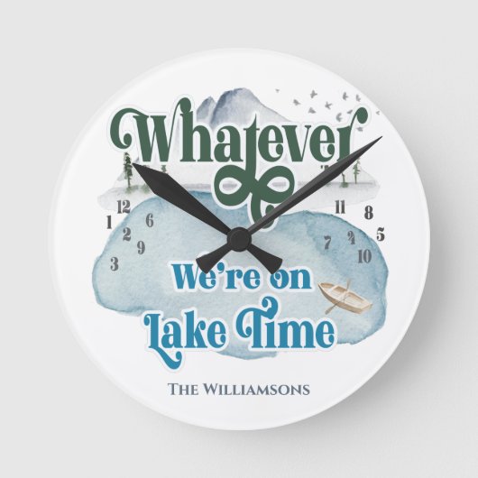 Monogram Funny Vacation Lake Time Family Ronde Klok (Voorkant)