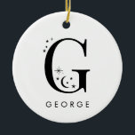 Monogram G Hemelse Naam Keramisch Ornament<br><div class="desc">Voeg een vleugje hemelse magie toe aan uw vakantiedecor met dit prachtige monogram kerstornament! Met een letter versierd met kleine sterretjes en manen eromheen en je naamkeuze eronder, is dit gepersonaliseerde ornament de perfecte aandenken voor het seizoen. Het past comfortabel tot 10 tekens voor de naam onder de letter. Of...</div>