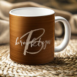 Monogram gebrand Sinaasappel geborsteld metaalscri Koffiemok<br><div class="desc">Deze elegante gepersonaliseerde koffie-mok heeft een monogram en een voornaam in een modern beige en wit schrift op een trendy,  gebrande,  oranje,  geborstelde achtergrond.</div>
