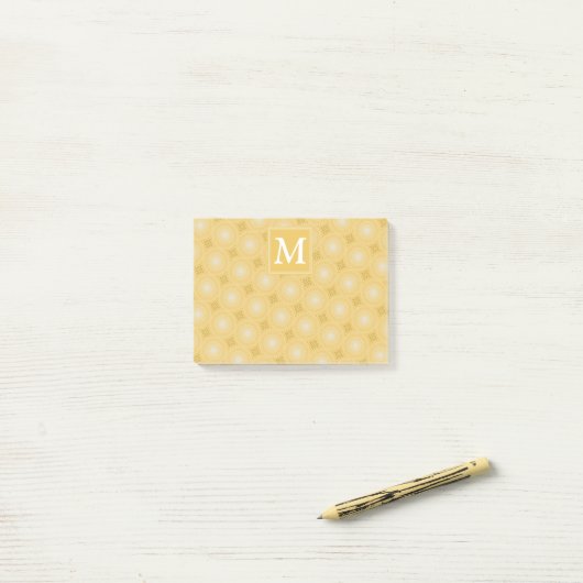 Monogram geel cirkelpatroon post-it® notes (Op bureau)