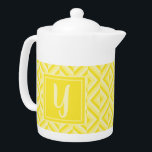 Monogram geel driekleurig diamantpatroon theepot<br><div class="desc">Maak je thee in deze Monogram Gele Drietonige Diamanten Teapot. Het heeft een geometrisch ruitpatroon in drie tinten geel met een initiaal in lichtgeel tegen een donkergeel vierkant. Personaliseer het met je initiaal. Een geweldig cadeau idee voor de theeliefhebber in je leven.</div>