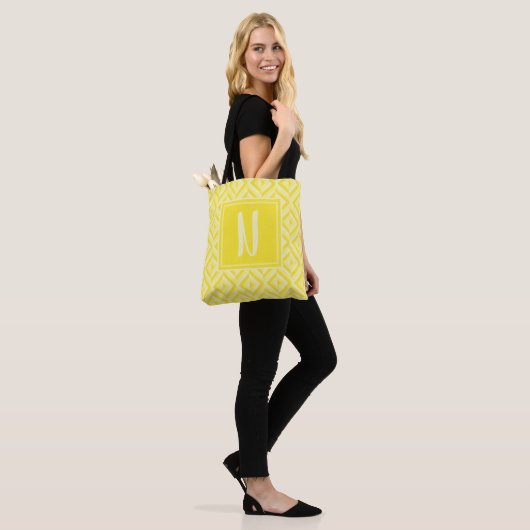 Monogram geel driekleurig diamantpatroon tote bag (Op model)