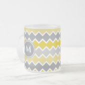 Monogram geel en grijs patroon matglas koffiemok (Voorkant links)