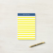 Monogram geel gestreept post-it® notes (Op bureau)