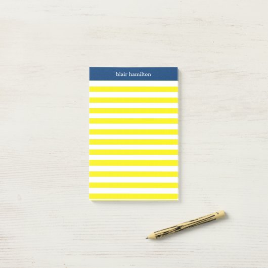 Monogram geel gestreept post-it® notes (Op bureau)