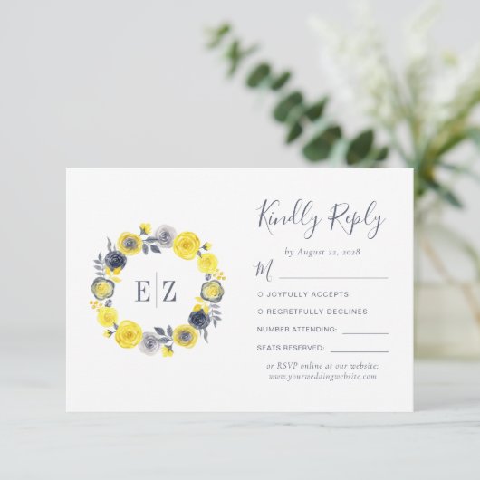 Monogram Gele Grijs Floral Wreath Wedding RSVP Kaartje (Staand voorkant)