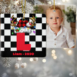 Monogram gepersonaliseerd met de naam Familie Kers Keramisch Ornament<br><div class="desc">Voeg een vleugje persoonlijke elegantie toe aan uw vakantiedecor met het Monogram Gepersonaliseerd met naam Familie Rood en Zwart Kerst Keramisch Ornament. Dit prachtig ontworpen ornament heeft een klassiek monogram alfabet, waardoor het een tijdloze toevoeging is aan uw feestelijke decoraties. Het rijke rode en zwarte kleurenschema, gecombineerd met een geruit...</div>
