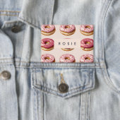 Monogram gepersonaliseerd roze donutpatroon button (Insitu)