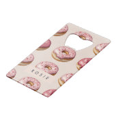 Monogram gepersonaliseerd roze donutpatroon creditkaart flessenopener (Voorkant Gekanteld)