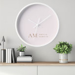 Monogram gepersonaliseerd roze Initiaal en naam<br><div class="desc">Voeg een vleugje elegantie toe aan uw ruimte met onze minimalistische Monogram gepersonaliseerde pastel roze wandklok. Met een zachte pastelroze achtergrond is deze verfijnde klok versierd met een strak monogram initiaal en uw aangepaste naam in een modern lettertype. Perfect voor elke kamer in uw huis of kantoor, deze klok combineert...</div>