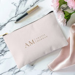 Monogram gepersonaliseerd roze Initiaal en naam Etui<br><div class="desc">Houd uw benodigdheden in stijl georganiseerd met onze Minimalistic Monogram Personalized Pastel Pink Accessoire Pouch. Deze stijlvolle etui heeft een zacht pastelroze achtergrond, geaccentueerd met een strak monogram initiaal en uw eigen naam in een modern lettertype. Perfect voor het opslaan van make-up, briefpapier, reisbenodigdheden en meer, deze veelzijdige tas is...</div>