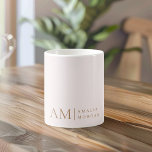 Monogram gepersonaliseerd roze Initiaal en naam Koffiemok<br><div class="desc">Geniet in stijl van uw favoriete drankjes met onze minimalistische Monogram gepersonaliseerde pastelroze Mok. Deze elegante mok met een zacht pastelroze achtergrond is versierd met een strak monogram initiaal en uw eigen naam in een modern lettertype. Deze mok is ideaal voor koffie, thee of warme chocolademelk en combineert functionaliteit met...</div>