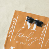 Monogram gepersonaliseerde moderne minimale oranje strandlaken (In situ)