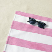 Monogram gepersonaliseerde roze strepen strandlaken (In situ)