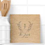 Monogram gepersonaliseerde rustige keukennaam tegeltje<br><div class="desc">Eigen laurel monogrammed familienaam en een elegante kerkelijke landelijke boerderijstijl ochre beige burlap sjabloon tiel.       Een modern keepascadeau of keukendecor voor bruiloften,  verjaardagen,  huisverwarming,  Thanksgiving,  Kerstmis of andere gelegenheden.</div>
