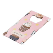 Monogram gepersonaliseerde Schattigee zoete cupcak Creditkaart Flessenopener (Voorkant Gekanteld)