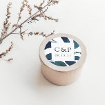 Monogram geperste botanische bruiloft ronde sticker<br><div class="desc">Voltooi je trouwuitnodigingen of gunsten met deze elegante botanische stickers met je initialen en trouwdatum,  omgeven door sprigs van levendige donkerblauwe waterverf op een witte achtergrond. Coördinaten met ons geperst botanisch trouwend collectie in Ultramarine.</div>