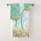 Monogram Glittery Flowers op Blauwgroen Bad Handdoek (Insitu)