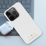 Monogram Gold Grey | Minimale legant Modern iPhone 15 Pro Case<br><div class="desc">Een eenvoudig stijlvol aangepast monogram in een gouden moderne, minimalistische typografie op een elegante, minimalistische, zachte grijze achtergrond. De monogram initialen en de naam kunnen gemakkelijk samen met de eigenschaplijn worden gepersonaliseerd om een ontwerp zo uniek te maken zoals u bent! Het perfecte cadeau of accessoire op maat voor elke...</div>