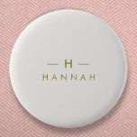 Monogram Gold Grey | Minimale legant Modern Ronde Button 5,7 Cm<br><div class="desc">Een eenvoudig stijlvol aangepast monogram in een gouden moderne, minimalistische typografie op een elegante, minimalistische, zachte grijze achtergrond. De monogram initialen en de naam kunnen gemakkelijk samen met de eigenschaplijn worden gepersonaliseerd om een ontwerp zo uniek te maken zoals u bent! Het perfecte cadeau of accessoire op maat voor elke...</div>