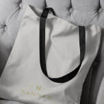 Monogram Gold Grey | Minimale legant Modern Tote Bag<br><div class="desc">Een eenvoudig stijlvol aangepast monogram in een gouden moderne, minimalistische typografie op een elegante, minimalistische, zachte grijze achtergrond. De monogram initialen en de naam kunnen gemakkelijk samen met de eigenschaplijn worden gepersonaliseerd om een ontwerp zo uniek te maken zoals u bent! Het perfecte cadeau of accessoire op maat voor elke...</div>