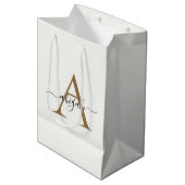 Monogram Gold Parel Wit | Minimalistisch Elegant Medium Cadeauzakje (Voorkant Gekanteld)