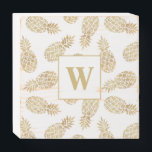 Monogram Gold Pineappel Houten Kist Print<br><div class="desc">Uw monogram en gouden anananassen op een vierkant,  verstrooid houten blok vormen een geweldige aanvulling op uw thuisdecor,  die u kunt weergeven op koffietafel en ottomaanse bakken,  gelaagde laden of op uw rekken. Ook geweldig als cadeau! Overeenkomende objecten in onze winkel.</div>