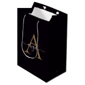 Monogram Gold Pitch Black | Minimal Elegant Medium Cadeauzakje (Voorkant Gekanteld)