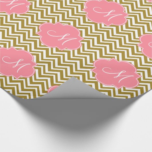 Monogram goud en witte Chevron Patroon met roze Cadeaupapier (Hoek)