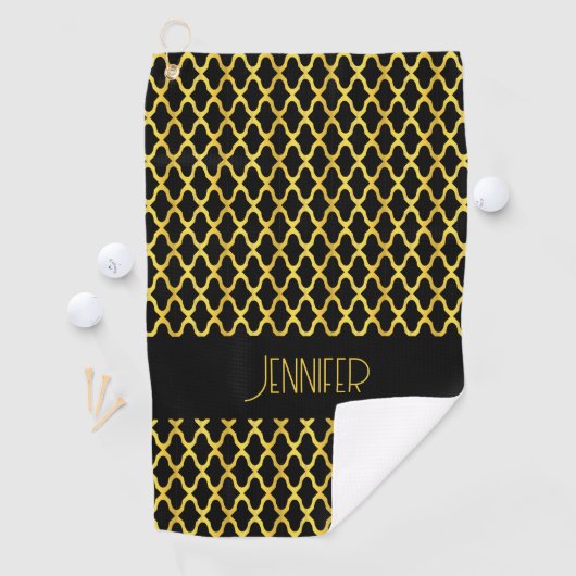 Monogram goud en zwart quatrefoil patroon golfhanddoek (Insitu)