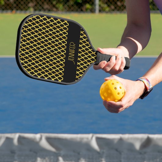 Monogram goud en zwart quatrefoil patroon pickleball paddle (Insitu)