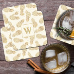 Monogram goudanananassen op eiwit kartonnen onderzetters<br><div class="desc">Uw monogram en goudananassen op ivoor-vierkante onderzetters met zwaar papier zijn een geweldige toevoeging aan uw thuisdecor om te worden weergegeven op koffietafels en ottomaandienbladen,  en om te geven als geschenk. Overeenkomende objecten in onze winkel.</div>