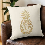Monogram goudanananassen op eiwit kussen<br><div class="desc">Uw monogram en een gouden anananas op ivoorachtergrond,  kies deze kussens in een grootte die voor u werkt om uw huisdecor te accentueren of als geschenk te geven. Overeenkomende objecten in onze winkel.</div>