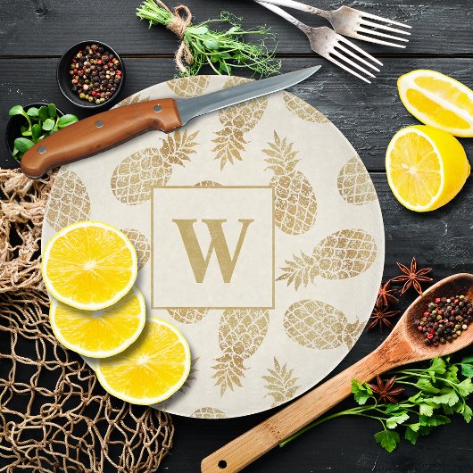 Monogram goudanananassen op eiwit snijplank