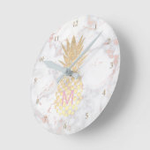 monogram gouden anananas op roze marmer ronde klok (Hoek)