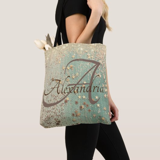 Monogram Gouden Glitter Sterren op Groene jute Tote Bag (Dichtbij)