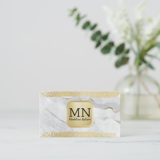 Monogram | Goudolie geborsteld | Witte marmer Visitekaartje (Staand voorkant)