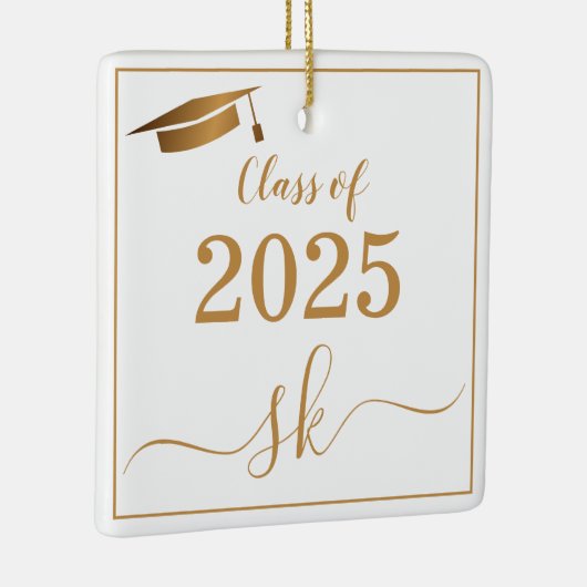 Monogram Graduation Cap Gold Script Class of 2025 Keramisch Ornament (Rechts)