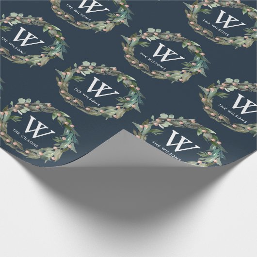 Monogram Greenery Wreath Kerstfeestdag marine Cadeaupapier (Hoek)
