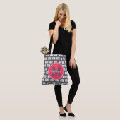 Monogram grijs cameratroon & roze aangepaste naam tote bag (Op model)