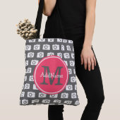 Monogram grijs cameratroon & roze aangepaste naam tote bag (Dichtbij)