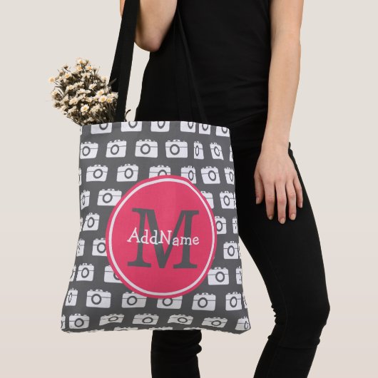 Monogram grijs cameratroon & roze aangepaste naam tote bag (Dichtbij)
