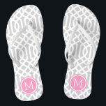 Monogram grijs en roze Trellis Teenslippers<br><div class="desc">Aangepast afgedrukte flip flop sandalen met een stijlvol,  modern patroon en uw aangepaste monogram of andere tekst in een cirkelvormig lijst. Klik aanpassen het om tekstdoopvonten en kleuren te veranderen of uw eigen afbeeldingen toe te voegen om unieke één van een soortontwerp te creëer!</div>
