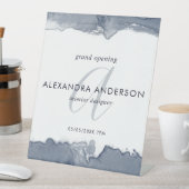 Monogram Grijs Waterverf Minimal Grand Opening Reclamebord Met Voetstuk (Insitu)