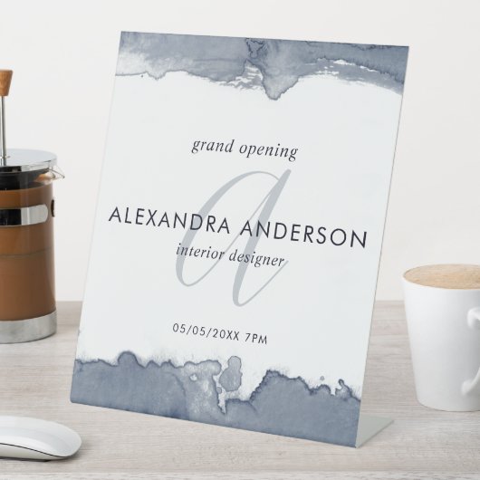 Monogram Grijs Waterverf Minimal Grand Opening Reclamebord Met Voetstuk (Insitu)