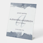 Monogram Grijs Waterverf Minimal Grand Opening Reclamebord Met Voetstuk (Voorkant)