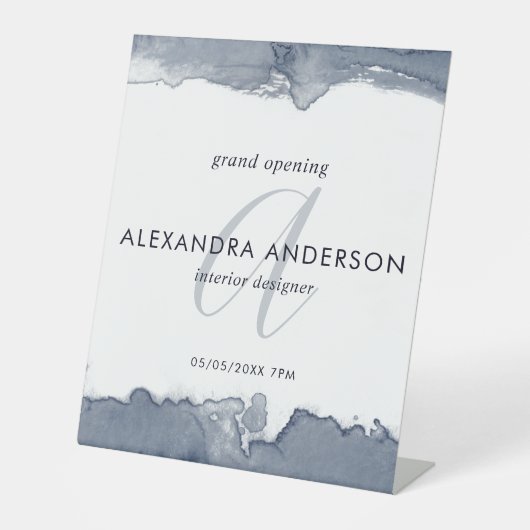 Monogram Grijs Waterverf Minimal Grand Opening Reclamebord Met Voetstuk (Voorkant)
