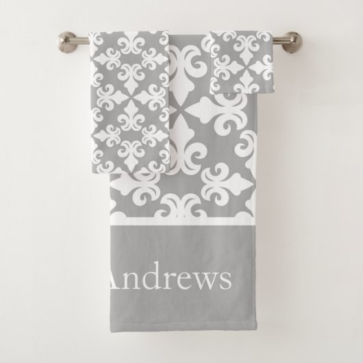Monogram Grijs Wit Fleur-de-lis Gepersonaliseerd Bad Handdoek (Insitu)