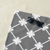 Monogram grijs wit geometrisch patroon | bewerkbaa strandlaken (In situ)