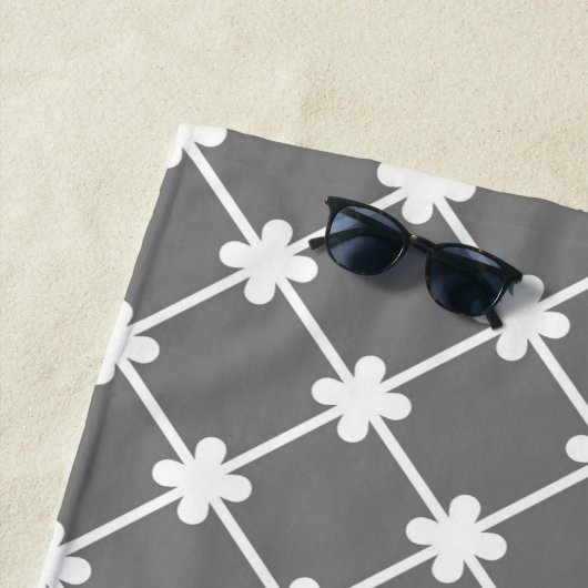Monogram grijs wit geometrisch patroon | bewerkbaa strandlaken (In situ)